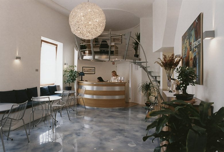 Locanda del Mare accomodation Riconversione di un edificio di inizio secolo in struttura ricettiva - 2006 Napoli