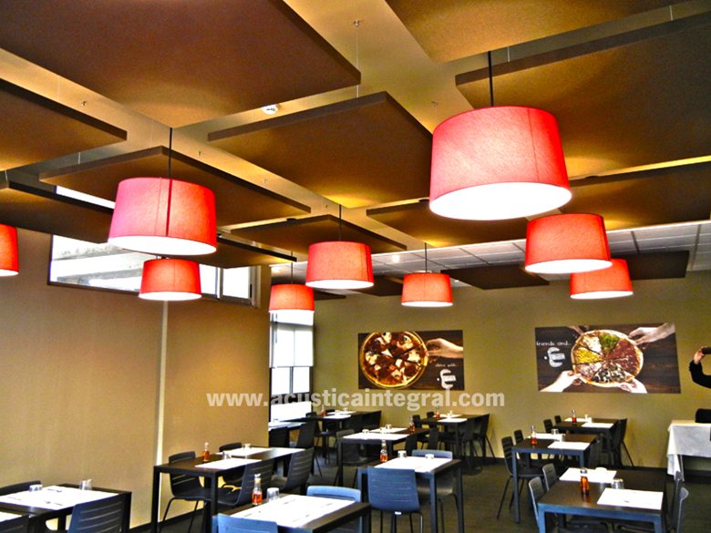 Absorbent treatment with acoustic panels for a restaurant.