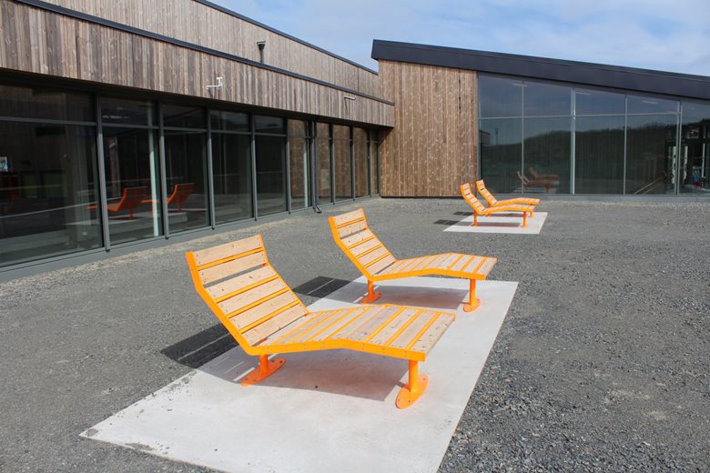 Chaise longue, Set tavolo+panchine, Cestini e Portabici in una scuola in Norvegia