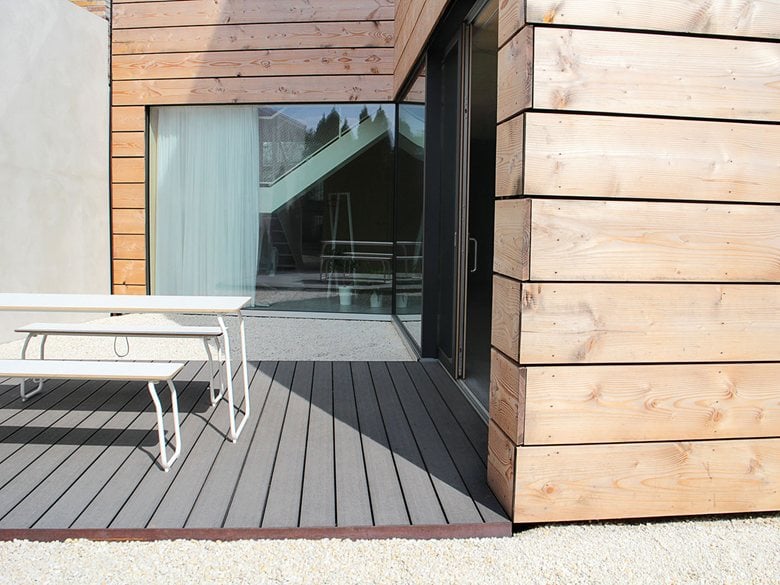 Nachhaltiges Holzmassivholz mit dunkelgrauer WPC Terrasse 