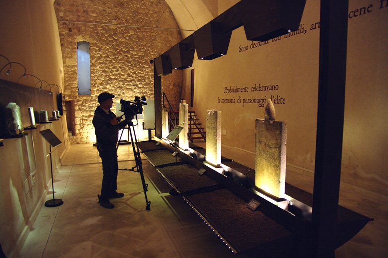 Allestimento della Mostra "Pagine di Pietra" nella Sala "Marina Mazzei" del Castello di Manfredonia