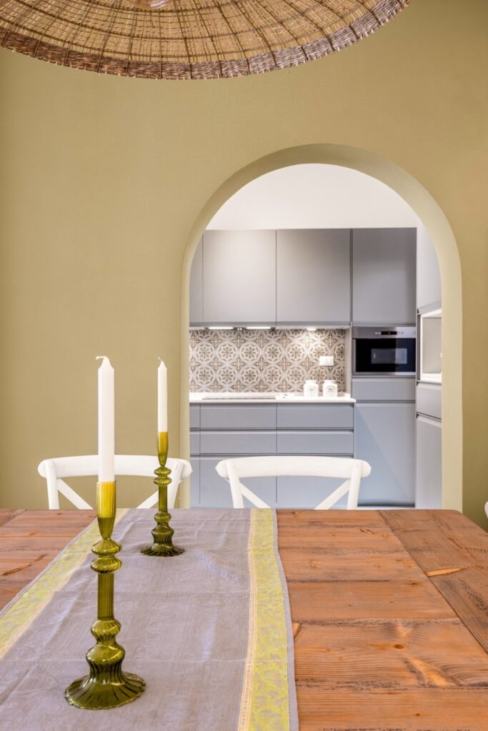 Villa a Marinalonga – Mood mediterraneo tra cucina e living.