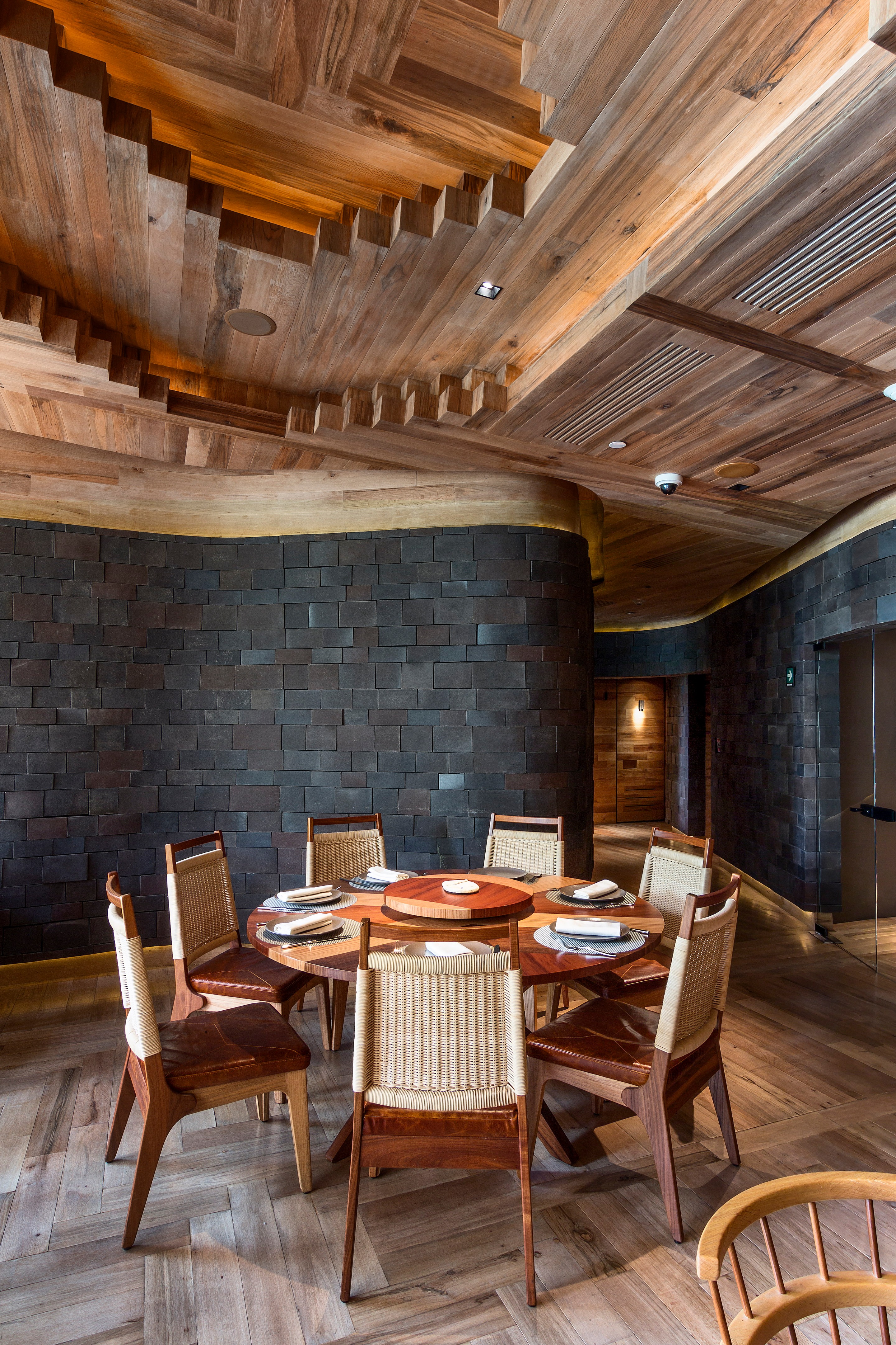 Кафе черепица. Ресторан в деревянном стиле. Деревянный потолок в ресторане. Ресторан деревянный интерьер. Деревянные стены в ресторане.