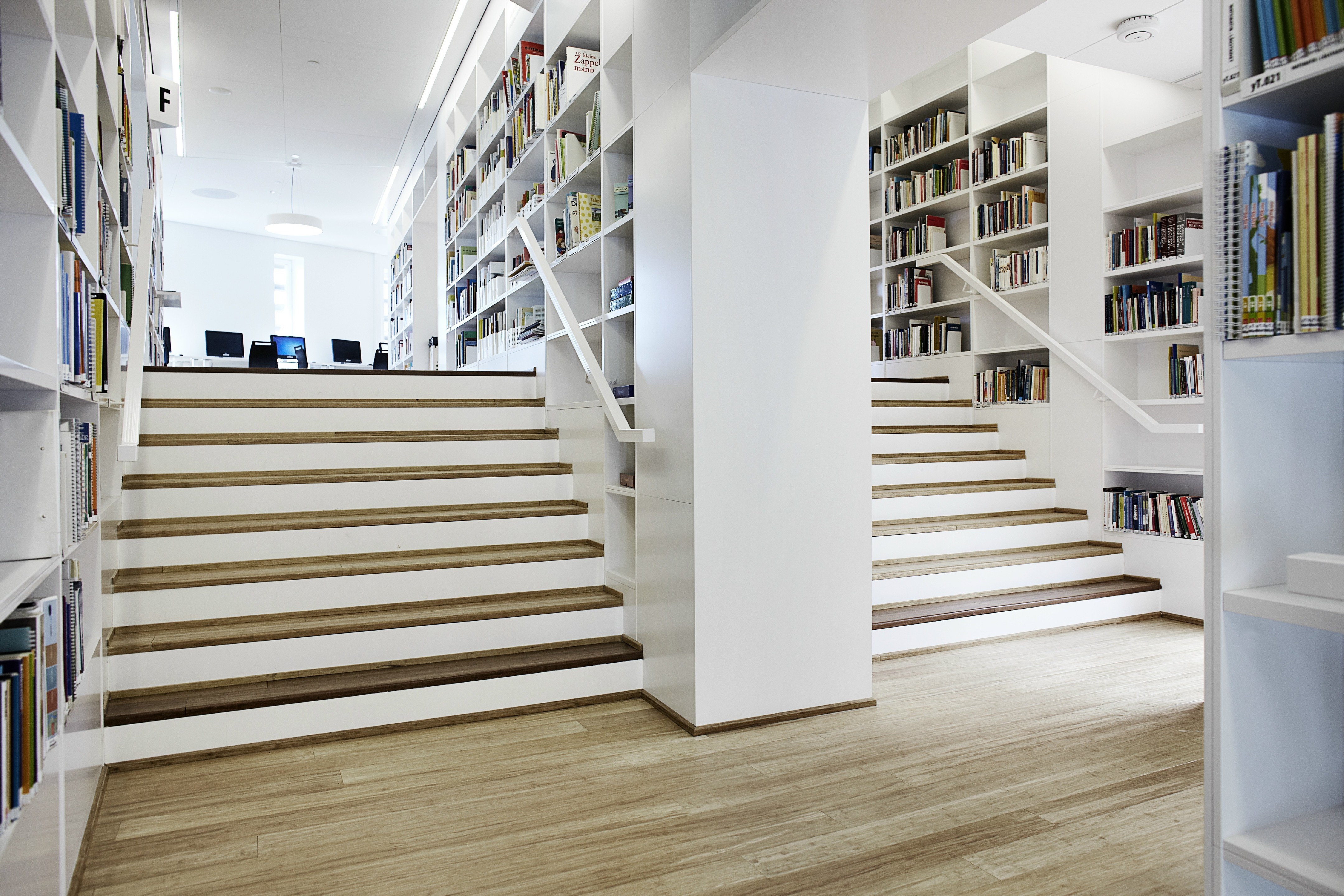 Media library. Медиа библиотека. Библиотека в современном стиле. Современная архитектура библиотека. Лестница для библиотеки Medea.