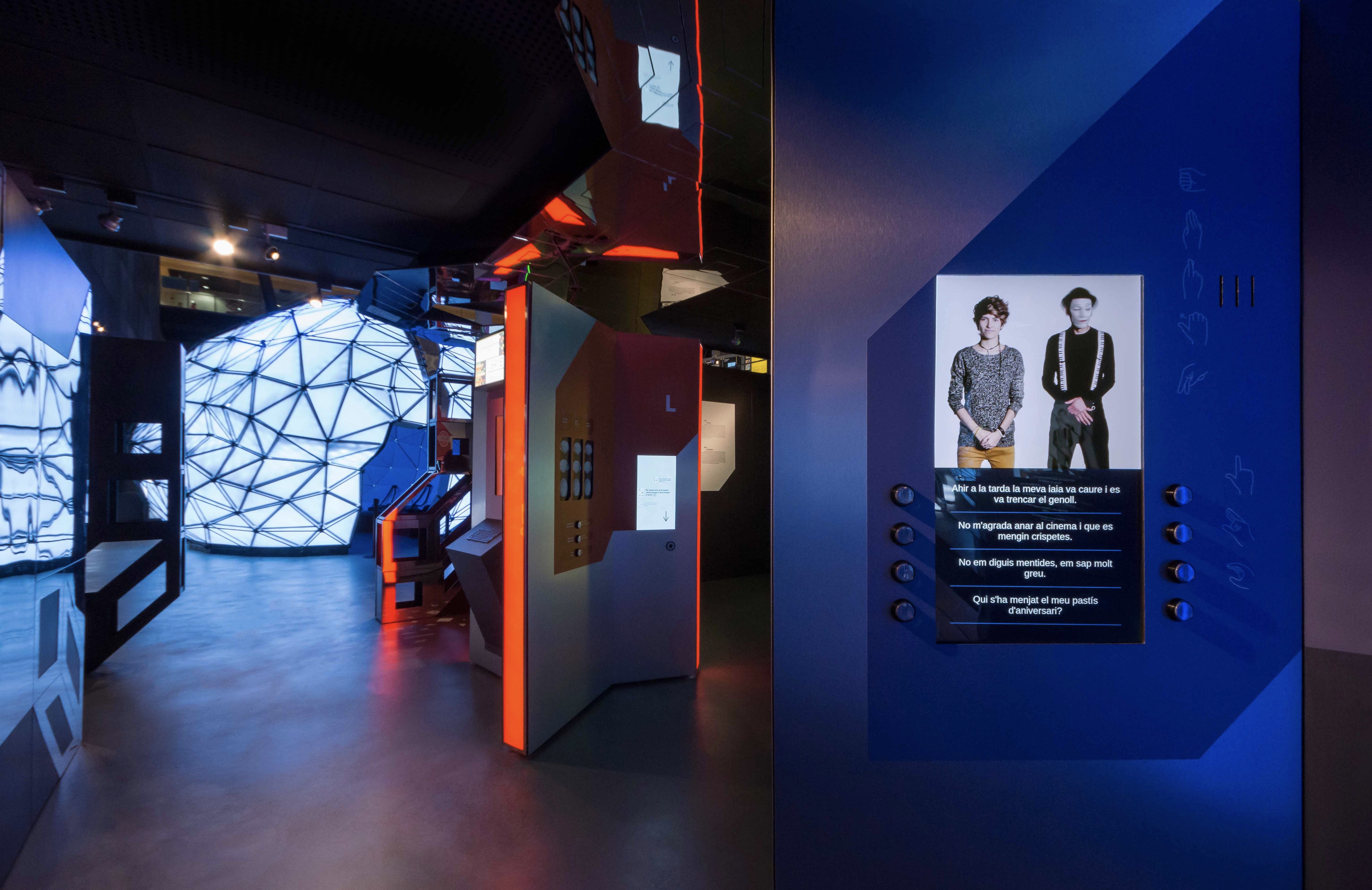 Brains talks. Научная концепция выставки. Иммерсивный дизайн. Doors immersive Design. An Exhibition of the talking Brain.