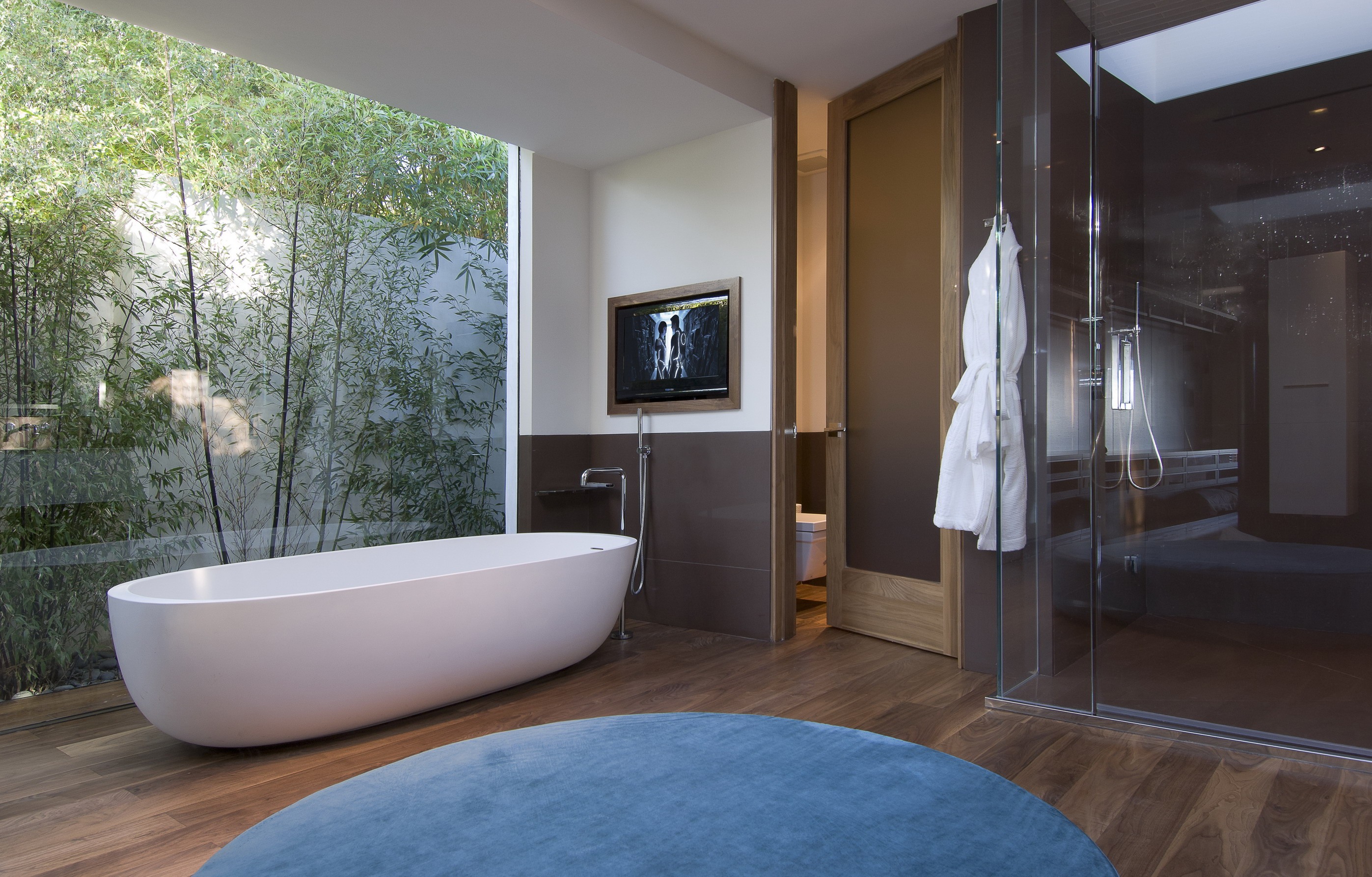 Кровать в ванной комнате. Шикарная ванная комната. Красивая ванна. Отдельностоящая ванна в спальне. Ванная с панорамным окном.