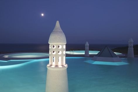 Una piscina turchese che sfuma nel blu del mare
