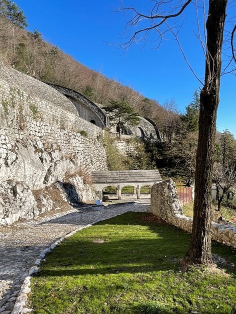 Con l'acqua e la pietra