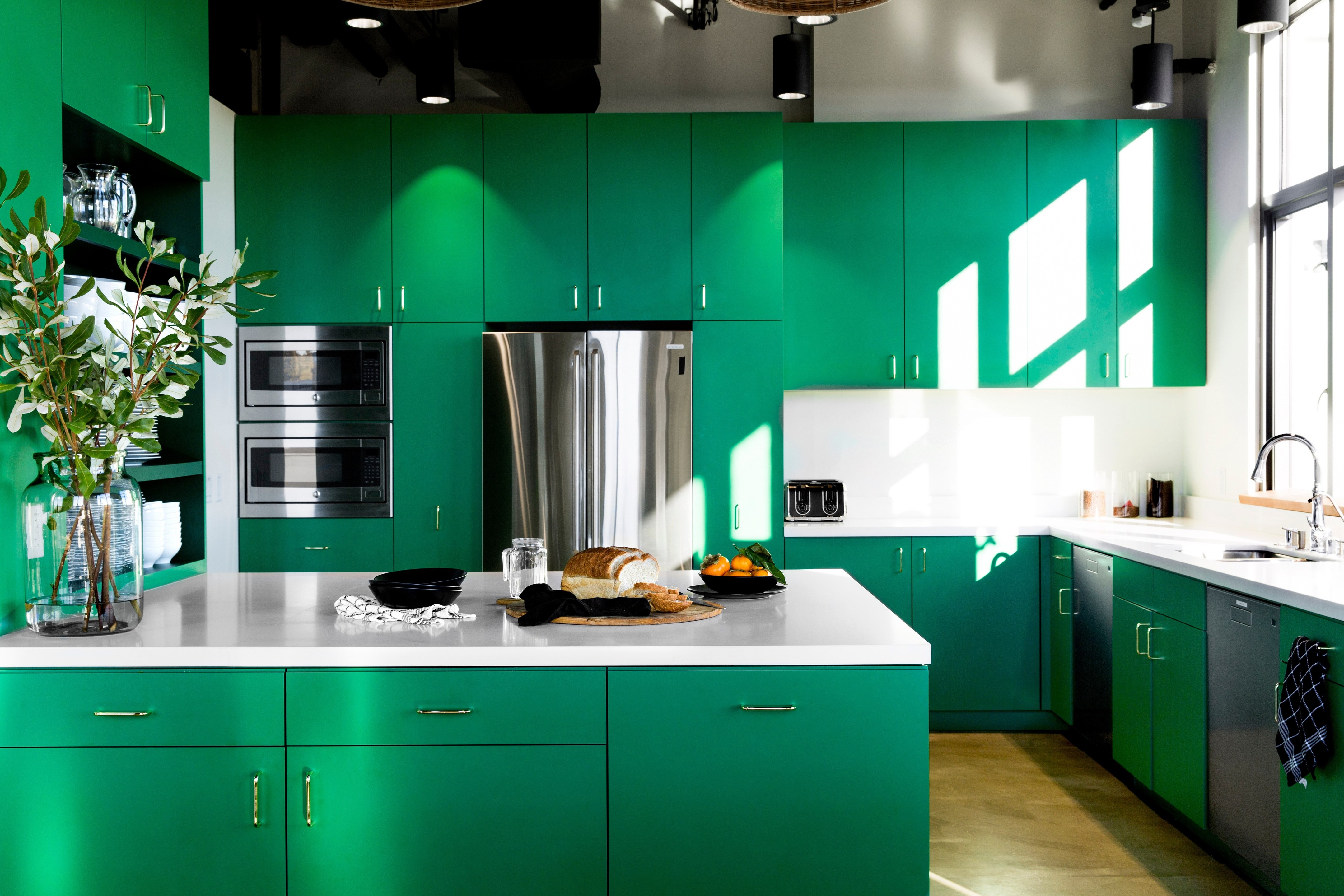 Черно зеленая кухня. Зеленая кухня Леруа. Кухня Леруа темно зеленая. Зеленая кухня икеа. Зеленая кухня из Икеи.