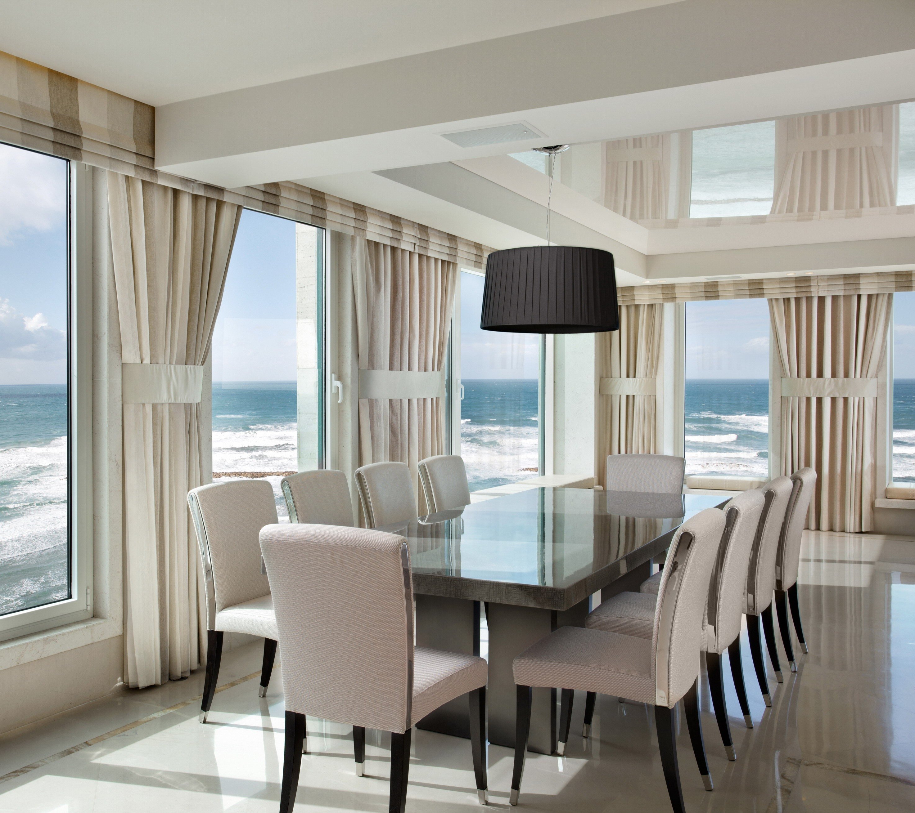 Столовая море. Шторы на панорамные окна. Столовая с панорамными окнами. Квартира с видом на море. Гостиная с видом на море.
