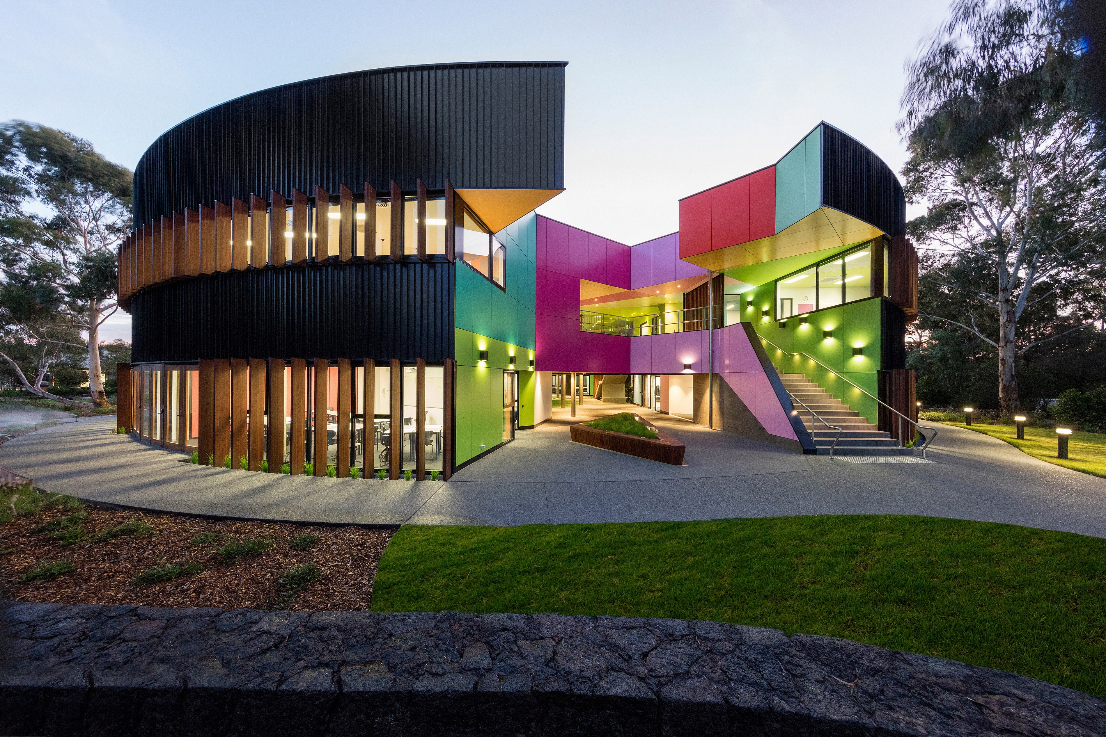 Unusual schools. Научно-образовательный центр в Австралии архитектура. Здание школы в Австралии HQROOM. Школы и научного центра в Австралии — HQROOM. Ivanhoe School в Австралии.