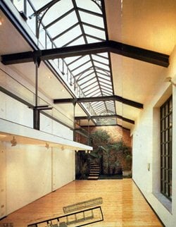 Sede di Fabrica Srl - Laboratorio di architettura con ambienti espositivi nel cuore di Milano (1988-'90). 