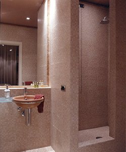 Bagno in piastelle con disegno a mosaico