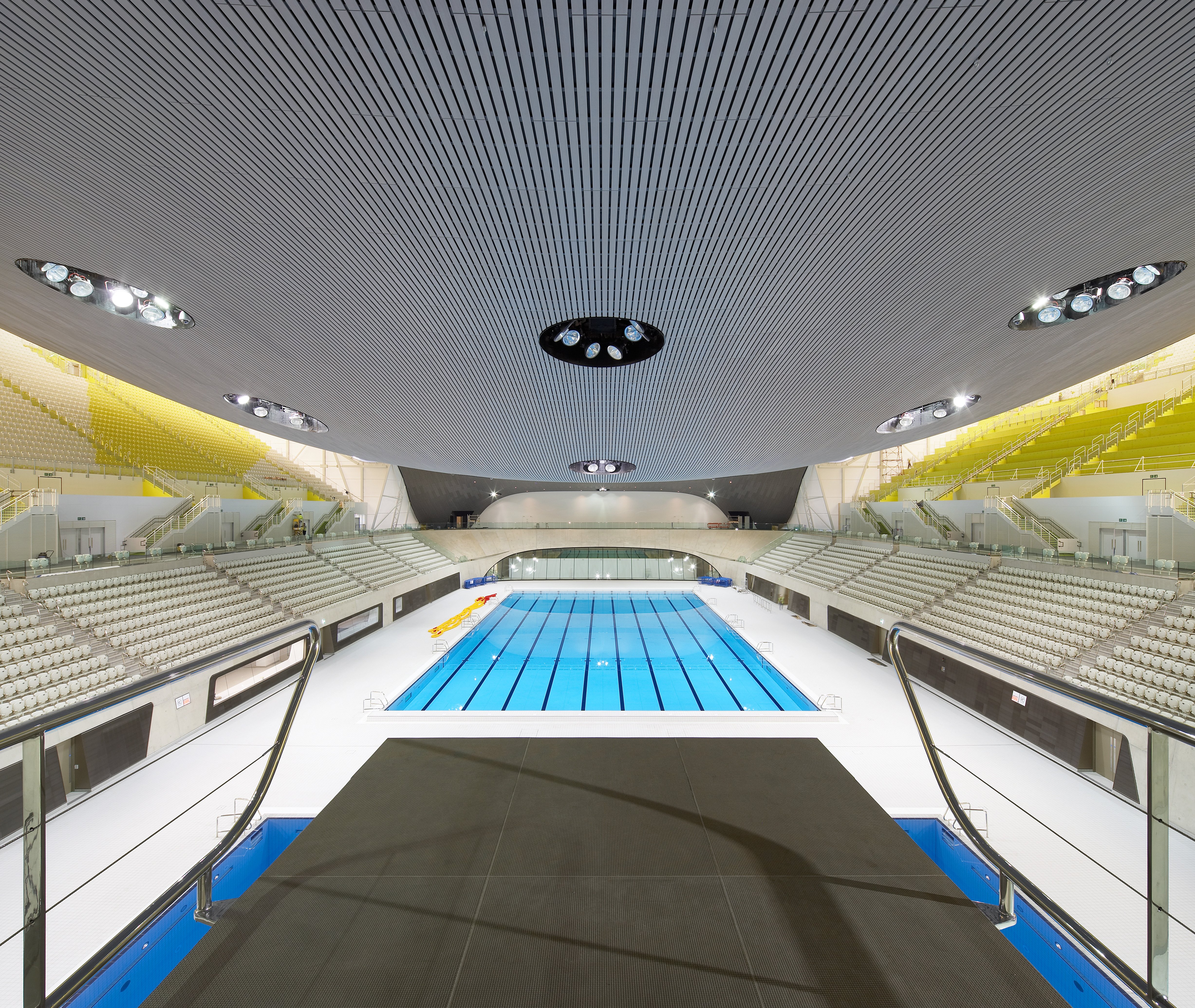 Олимпийском спортивном центре. Олимпийский центр водных видов спорта Заха Хадид. Заха Хадид бассейн. Олимпийский центр в Лондоне Заха Хадид. Олимпийский Аквацентр Лондон.