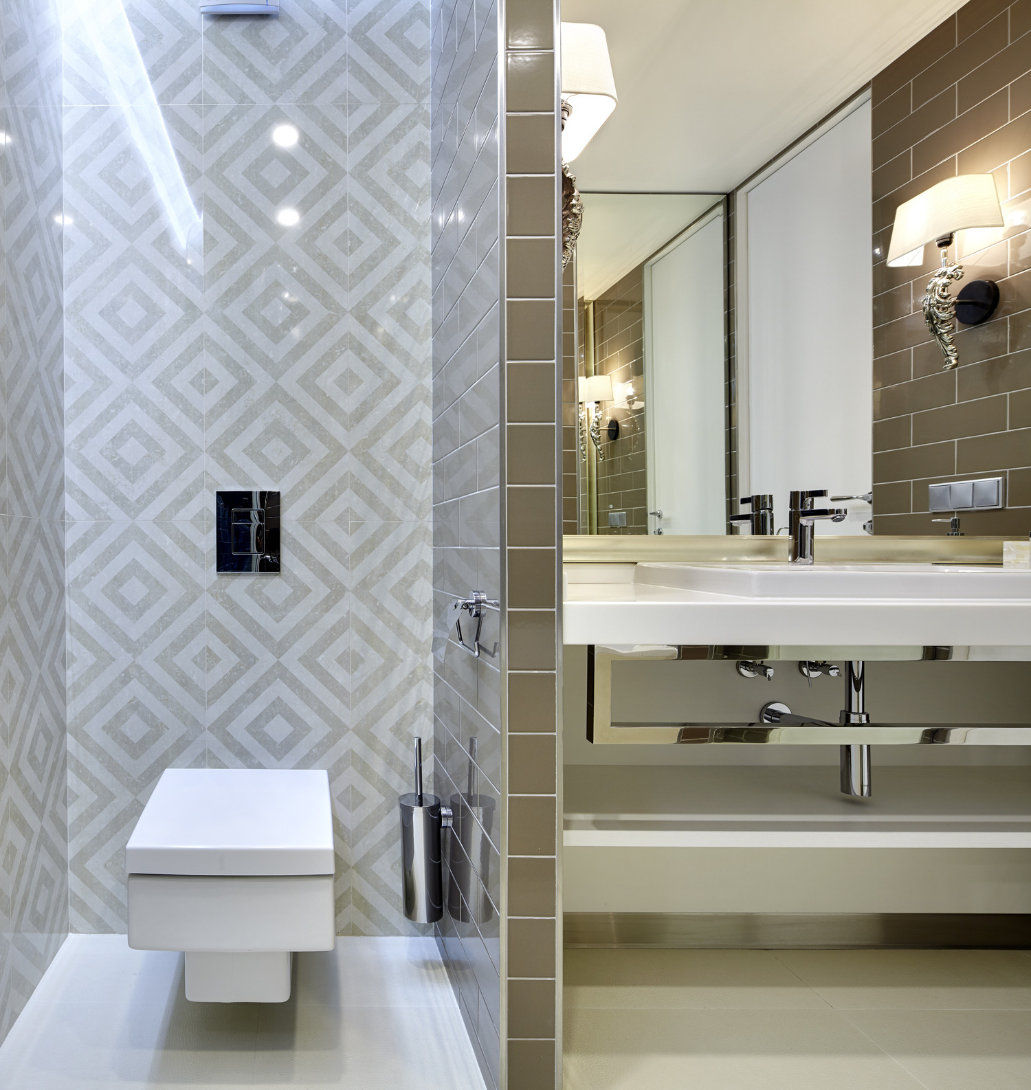 Ванная комната с перегородкой дизайн. Современный санузел плитка. Зонтрование вванной комнате. Зонирование в ванной. Зонирование плиткой в ванной.
