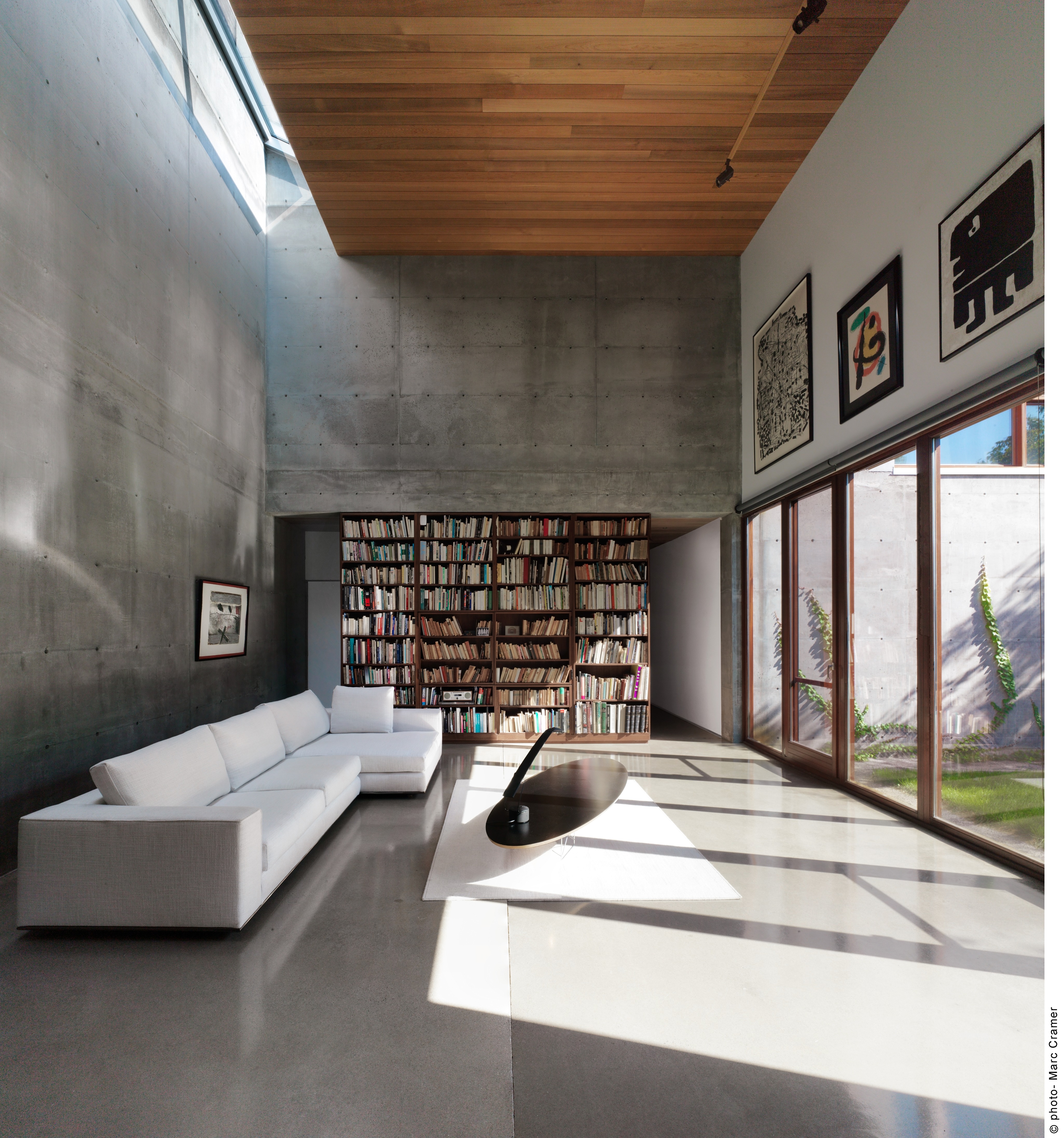 бетон и дерево в интерьере. планировка дома с внутренним двором. декоративное освещение в доме. офисные помещения в современном стиле. интерьер яхты концепция.