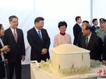 President Xi views the architectural model of the Xiqu Centre.