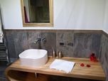 Mobile bagno in zebrano e vasca in Corian