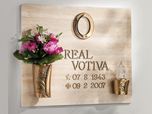 Realizzazione lapide su marmo travertino corredata da prodotti in bronzo Real Votiva della Linea SEBA