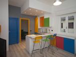 Piccolo appartamento pieno di colori