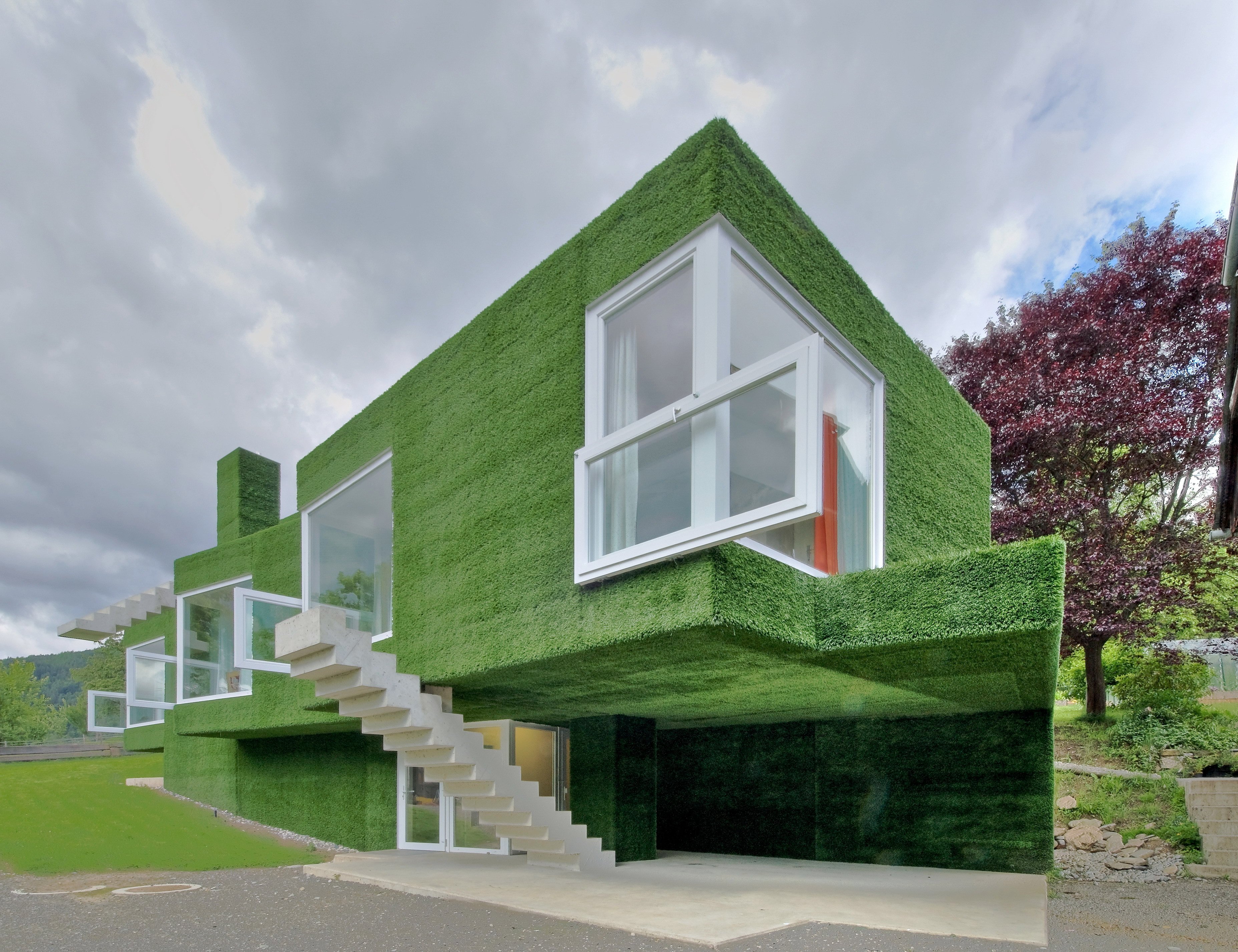 Бетонно зеленый. Экодома зеленая архитектура. Экостиль в архитектуре. Зеленый фасад. Дом с зеленым фасадом.