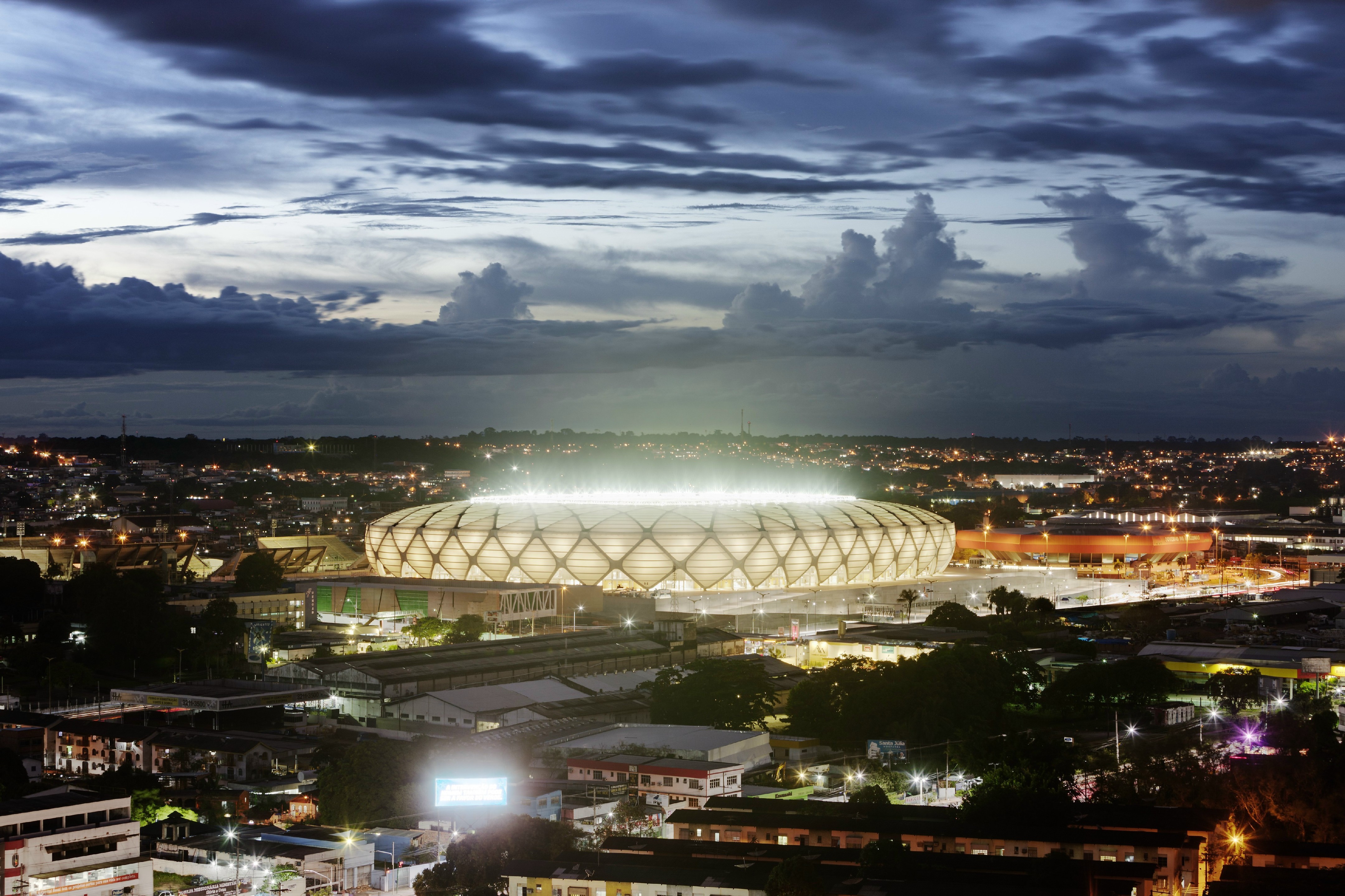 Самые красивые стадионы. Стадион Амазония Бразилия. Манаус стадион. Амазония футбольное стадион. Стадион "Сьюдад де ла-плата.