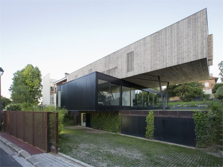 Maison R in Sèvres: a house cantilevers over habits